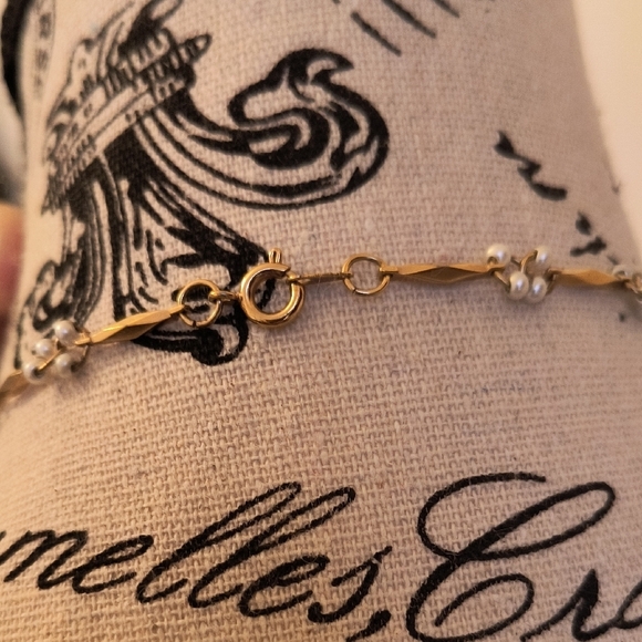 Beautiful Vintage Gold Tone and Faux Pearls Necklace - Picture 3 of 4